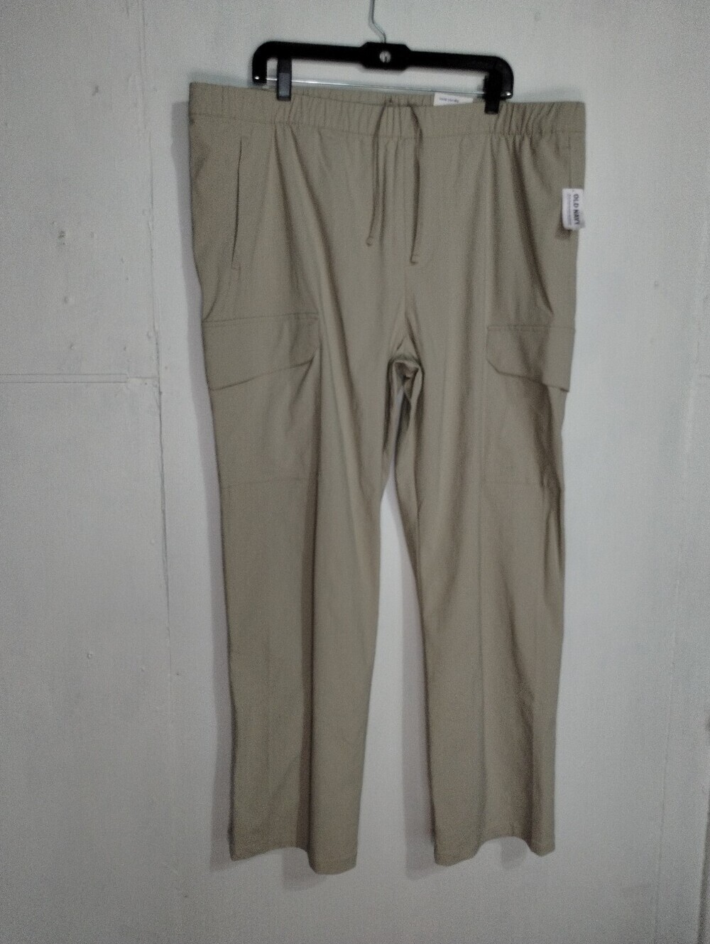 Old Navy Men's Cargo Pants in Light Khaki